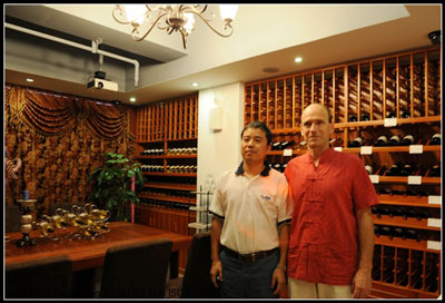 在纳新红酒汇庞总&Renaud的合影。Renaud对纳新产生极大地兴趣,真诚表达想要与之合作的意愿。