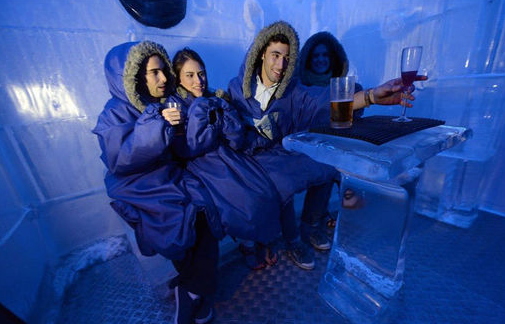西班牙40度 民众躲进冰酒吧