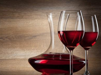 男人喝红酒可降低肺癌风险