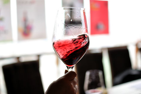 酒在杯中旋转,酒香早已溢满房间